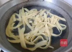 Illustration of how to make spicy noodles 1