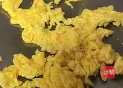 Illustration of how to make egg rolls with dumpling skin 7