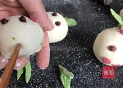 Illustration of how to make steamed buns with grass on the head 10 