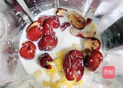 Illustration of how to make red date milk and corn soup 5