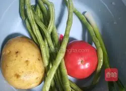 Illustration of how to make braised potato and green beans noodles 1