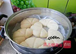 Illustration of making multigrain lotus leaf cake 14