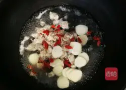  Illustration of how to make wolfberry, yam and sheep brain soup 8