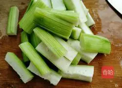 Illustration of how to make shrimp and loofah egg soup 3