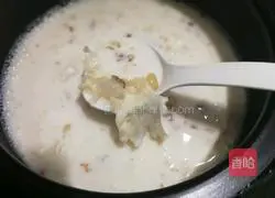 Illustration of how to make peach gum stewed in milk 7