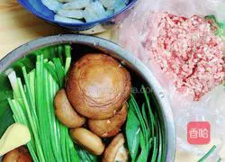 Illustration of how to make three fresh dumplings with chives and moss 1