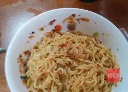 Illustration of how to make spicy and sour instant noodles 9