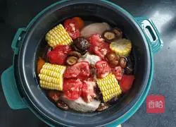 Illustration of how to make tomato, corn and hoof soup 8