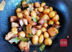 Illustration of how to cook pork belly and braised small potatoes 14