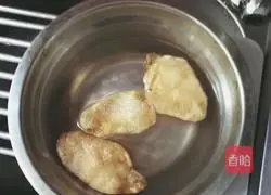 Illustration of how to stew chicken with fish maw and dendrobium 2