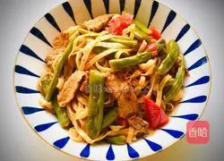 Illustration of how to make steamed beans and braised noodles 16