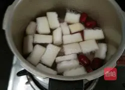 Illustration of how to make pork ribs, winter melon and carrot soup 4