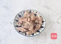 Illustration of how to make pork bone and mushroom soup 3 