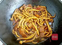 Illustration of how to roast pork with tea tree mushroom 11