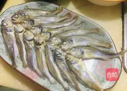 Illustration of how to make steamed small yellow croaker 4
