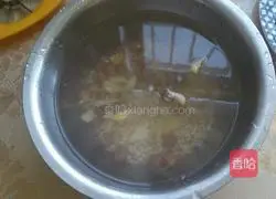 Illustration of how to make lotus seed, lily and barley soup 2