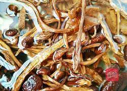 Illustration of how to make tea tree mushroom, yam and dragon bone soup 1