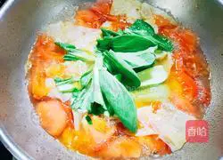 Illustration of how to make tomato, egg and tofu skin soup 9