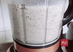 Illustration of how to make black corn rose milk drink 10