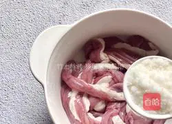 Illustration of how to make pork sausage and pickled cabbage soup 2