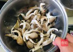 Illustration of how to make fried pork slices with mushrooms 1