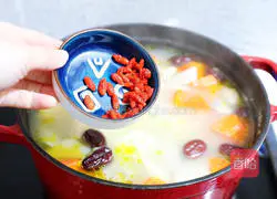 Illustration of how to make carrot, corn and chicken soup 11