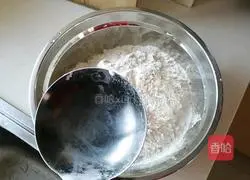 Illustration of how to make big and round white steamed buns 1