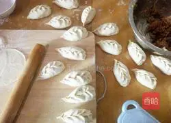 Illustration of how to make steamed dumplings stuffed with mandarin ducks and wheat ears 15