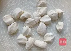 Illustration of how to make Xiao Long Bao stuffed with pork and green onions 9