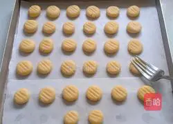 Illustration of how to make egg yolk cookies 15