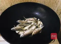 Illustration of how to make scallion and crucian carp soup 3