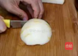 Illustration of how to make rock sugar, snow pear and white fungus soup 3