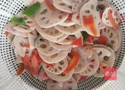 Illustration of how to make vinegar lotus root slices 8