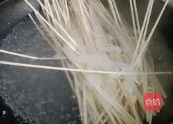 Illustration of how to make meatball noodles in clear soup 2