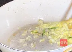 Green pepper and egg mixed with kelp noodles Illustration of how to do it 8