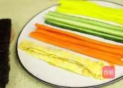 Illustration of how to make tuna and seaweed rice rolls 6