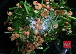 Illustration of how to stir-fry river shrimps with leeks 7