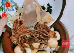 Illustration of how to make fresh taro, snail slices, black beans, gorgon seeds, Polygonatum odoratum, tea tree mushrooms and stewed hen soup 9