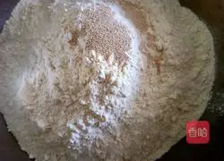 Illustration of how to make salt and pepper rolls 1