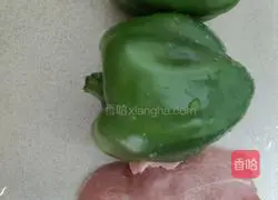 Illustration of how to make green pepper shredded pork 1
