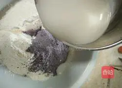 Illustration of how to make black rice rolls 4