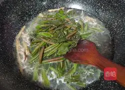 Illustration of how to make shredded pork and water shield soup 7