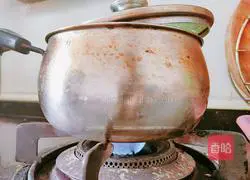 Illustration of how to make kiwi barley and white fungus soup 9