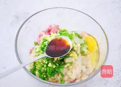 Illustration of how to make shrimp and pork wontons 4