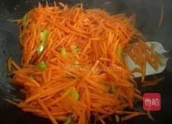 Illustration of how to make fried carrot shreds 4