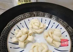 Illustration of how to make flower steamed buns 14