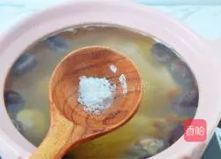 Illustration of how to make yam, red dates and old duck soup 10