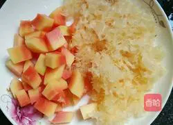 Milk-flavored papaya and white fungus soup recipe 2