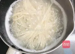 Illustration of how to make stir-fried noodles with eggs, ham and pickled mustard 2