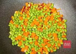 Illustration of how to stir-fry edamame with diced chicken 14